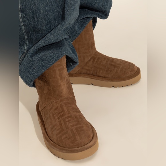 NWOB Fendi FF Logo Shearling-Lined Suede Ankle Boots in Tobacco - Picture 3 of 11